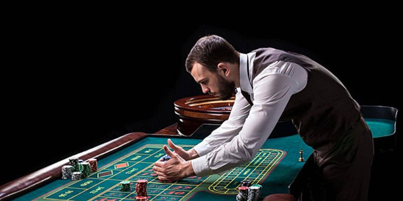 Vai trò của người chia bài trong Casino gọi là gì?